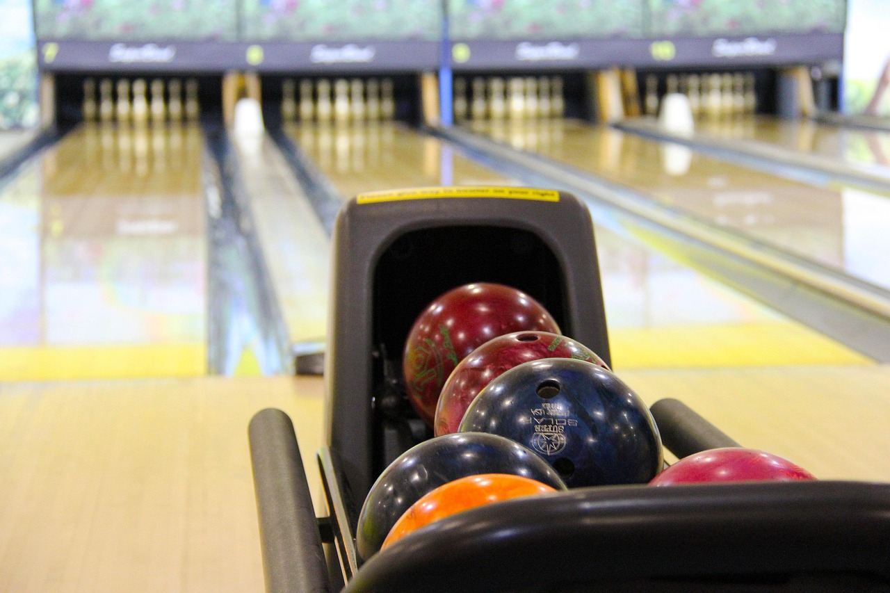 Boules de bowling colorées sur un rack