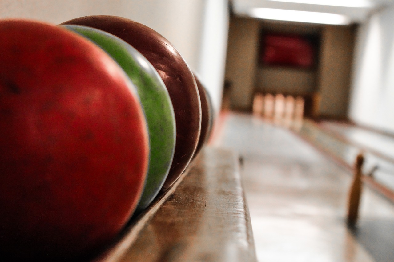 Quilles colorées au bout d'une piste