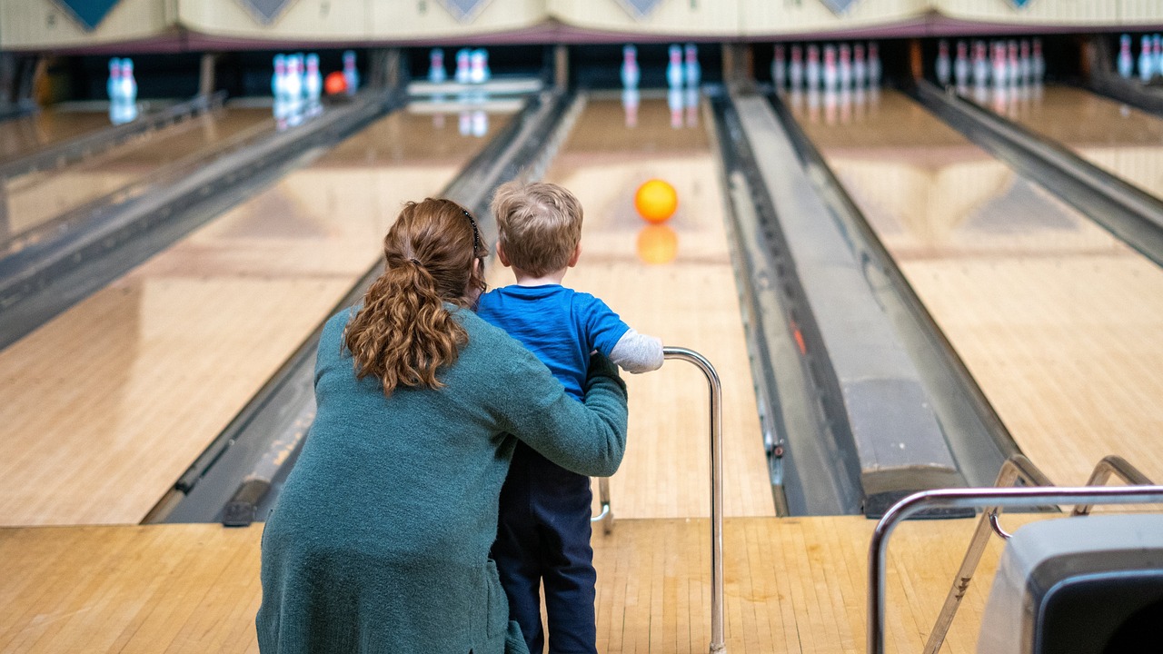 Enfant et parent sur une piste de bowling
