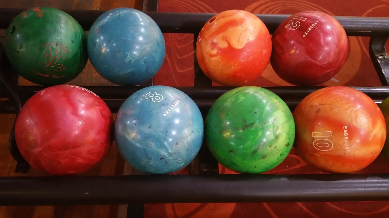 Boule de bowling posée au bord de la piste