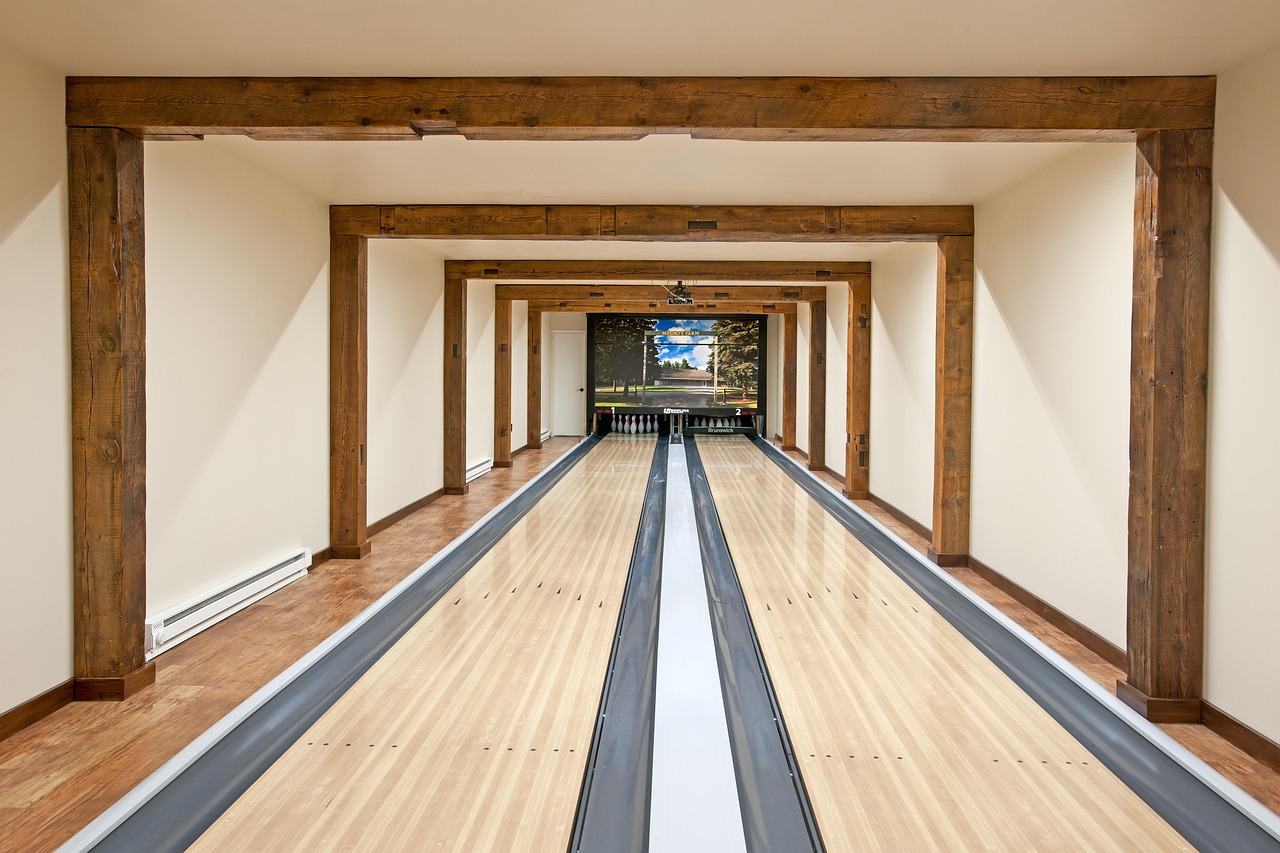 Piste de bowling avec quilles au fond