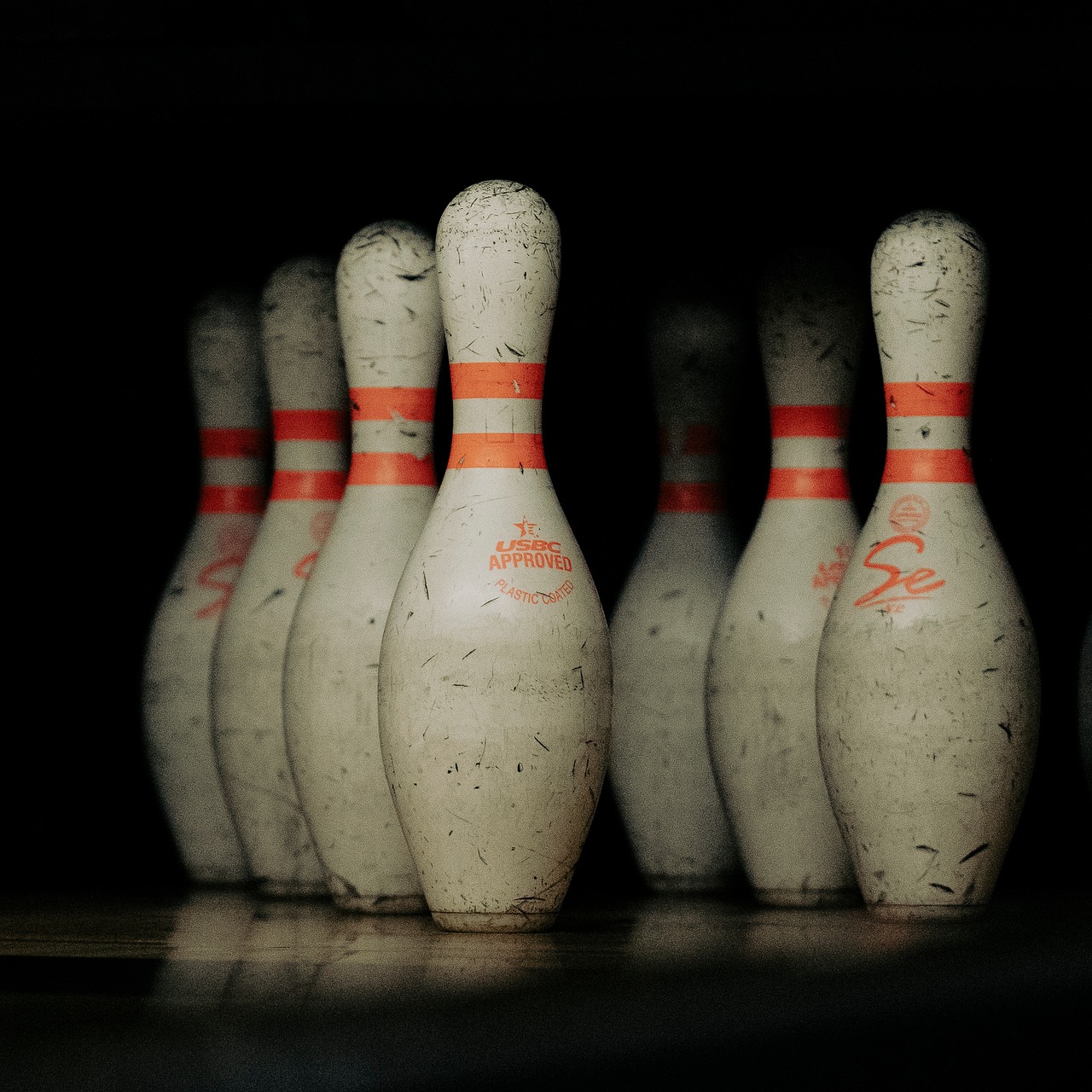 Quilles de bowling sur fond sombre