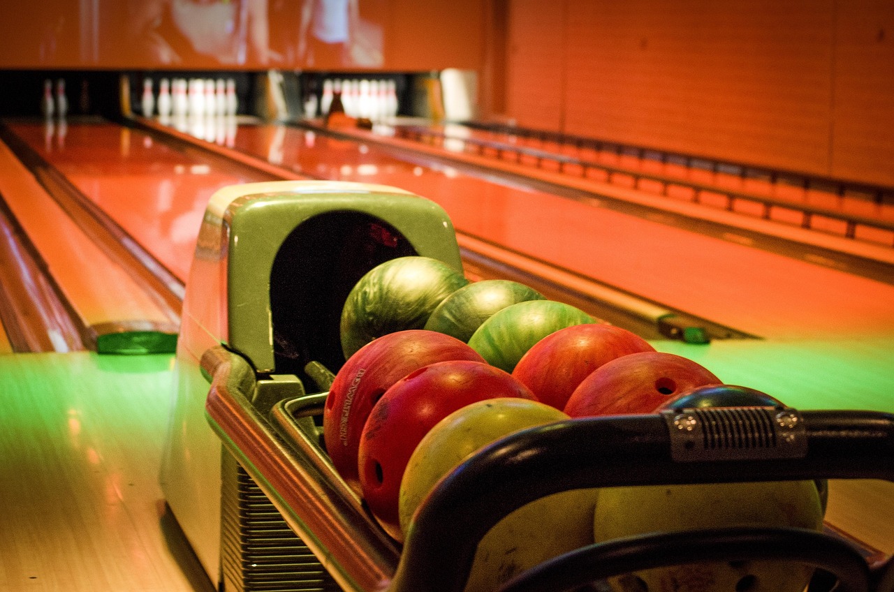 Piste de bowling colorée prête pour une partie